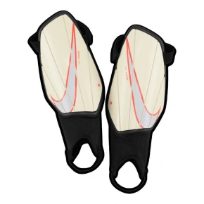 Futbalové chrániče Nike Charge Jr SP2165-113