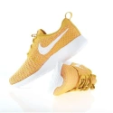Dámske topánky Rosherun Flyknit W 704927-700 - Nike